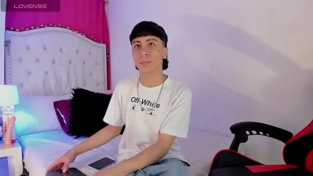 Snapshot of XaanderGrey chatting on November 5, 2025, 7:39 pm XaanderGrey online show from November 5, 2025, 7:39 pm