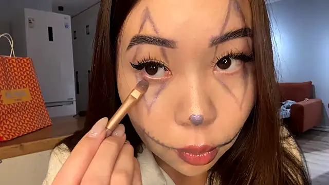 Snapshot of Ur_neighbor_Kira chatting on October 31, 2025, 12:24 pm Ur neighbor Kira online show from October 31, 2025, 12:24 pm