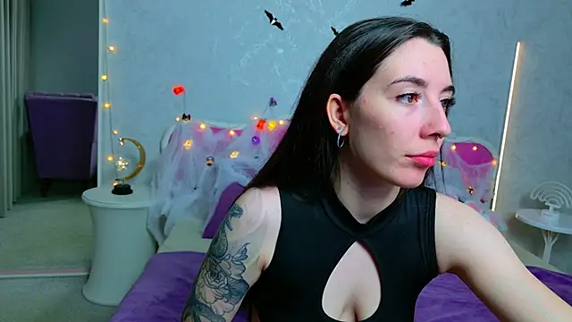 Curious Lily online show from October 28, 2025, 1:06 am