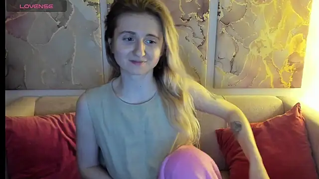 Snapshot of CamillaDreamer chatting on April 20, 2026, 6:16 am CamillaDreamer online show from April 20, 2026, 6:16 am