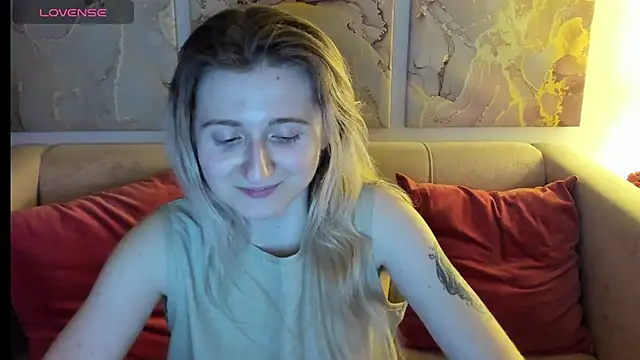 Snapshot of CamillaDreamer chatting on April 19, 2026, 4:30 pm CamillaDreamer online show from April 19, 2026, 4:30 pm