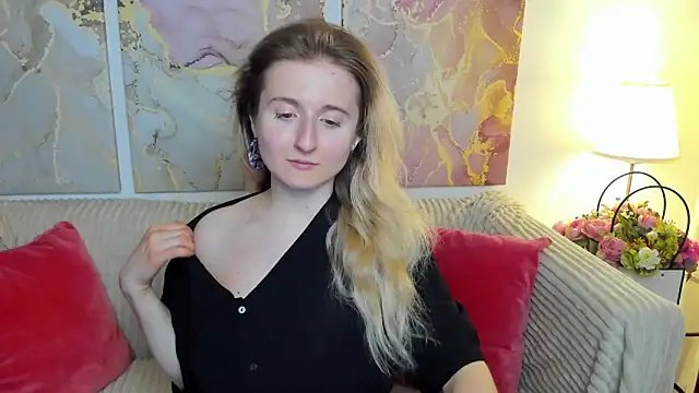 Snapshot of CamillaDreamer chatting on May 5, 2026, 6:11 pm CamillaDreamer online show from May 5, 2026, 6:11 pm