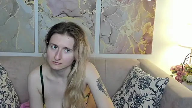 Snapshot of CamillaDreamer chatting on May 22, 2026, 12:19 am CamillaDreamer online show from May 22, 2026, 12:19 am