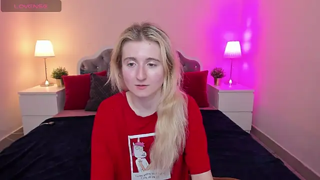 Snapshot of CamillaDreamer chatting on November 3, 2025, 4:43 pm CamillaDreamer online show from November 3, 2025, 4:43 pm