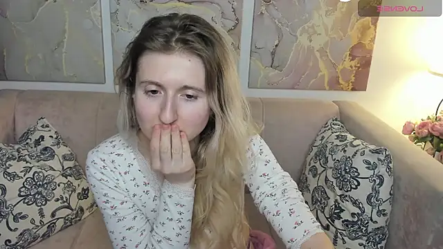 Snapshot of CamillaDreamer chatting on May 16, 2026, 12:09 am CamillaDreamer online show from May 16, 2026, 12:09 am