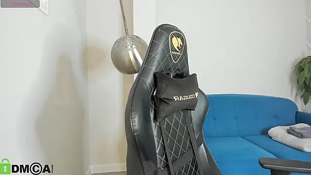 KarinaBroks online show from December 2, 2025, 9:44 am