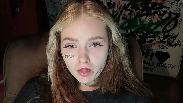 Snapshot of Liaaa_Li chatting on October 29, 2025, 7:35 pm Liaaa Li online show from October 29, 2025, 7:35 pm