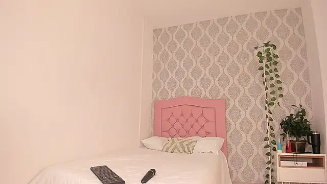 Snapshot of annalise_goerts chatting on December 18, 2025, 1:15 pm annalise goerts online show from December 18, 2025, 1:15 pm