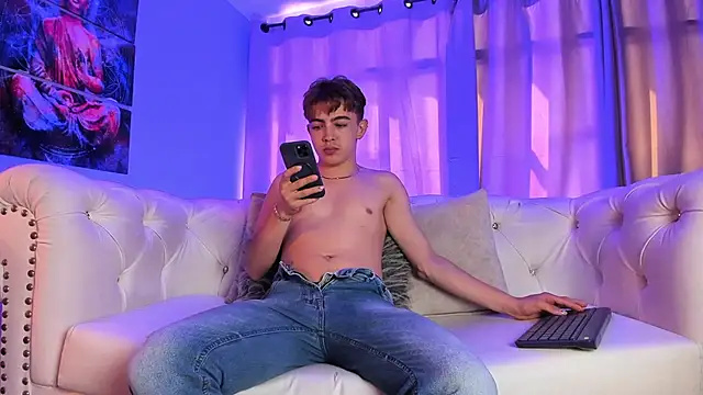 Lian Miller1  online show from December 14, 2025, 7:30 pm