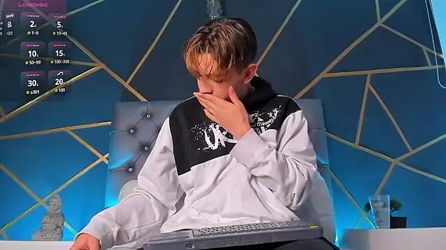 Lian Miller1  online show from February 24, 2026, 12:17 pm