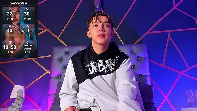 Lian Miller1  online show from April 16, 2026, 12:39 pm