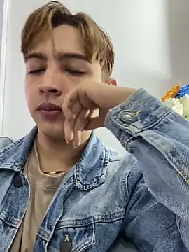 Lian Miller1  online show from April 12, 2026, 1:47 pm