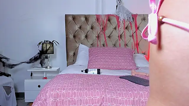 charlotte  queen online show from October 28, 2025, 12:37 pm