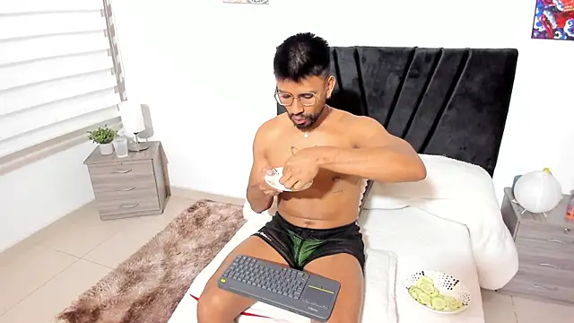 Taylormaccurdy  online show from October 24, 2025, 2:49 pm