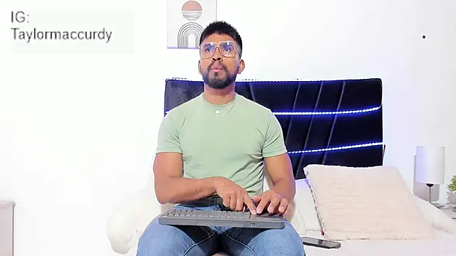 Taylormaccurdy  online show from November 20, 2025, 2:07 pm