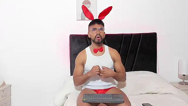 Taylormaccurdy  online show from October 31, 2025, 1:52 pm