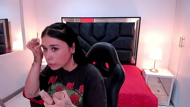 SusanVilla online show from November 13, 2025, 7:40 pm