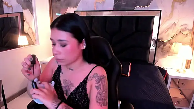 SusanVilla online show from December 1, 2025, 9:26 pm