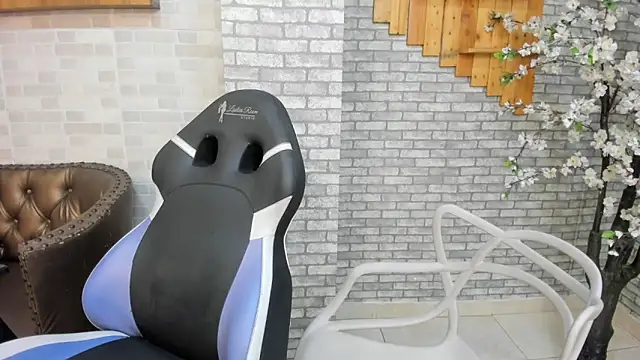 Alisonn Doll online show from December 19, 2025, 12:07 pm