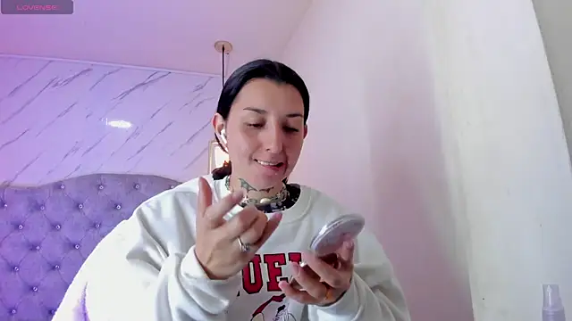 Snapshot of Iris__77 chatting on October 12, 2025, 7:04 pm Iris 77 online show from October 12, 2025, 7:04 pm