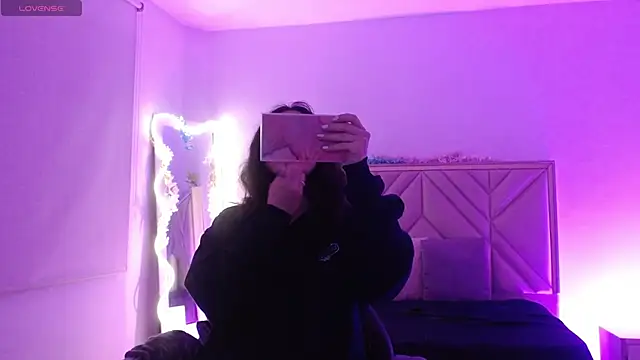 Snapshot of Ixchel_tay chatting on November 16, 2025, 3:33 am Ixchel tay online show from November 16, 2025, 3:33 am