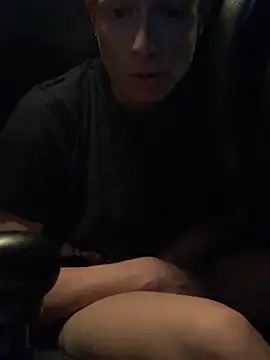 Snapshot of GoldenPussy1329 chatting on November 5, 2025, 10:02 pm GoldenPussy1329 online show from November 5, 2025, 10:02 pm