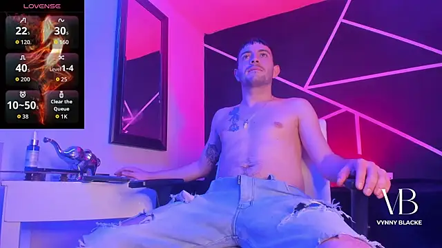 Snapshot of VynnyBlacke_ chatting on November 24, 2025, 8:31 pm VynnyBlacke online show from November 24, 2025, 8:31 pm