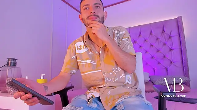 Snapshot of VynnyBlacke_ chatting on November 3, 2025, 8:34 pm VynnyBlacke online show from November 3, 2025, 8:34 pm