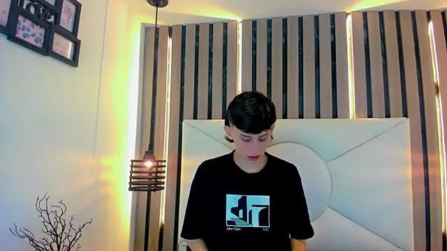 thaigo twink38 online show from April 14, 2026, 3:33 am