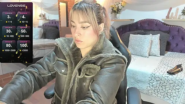 sophialyh 1 online show from November 20, 2025, 12:39 pm