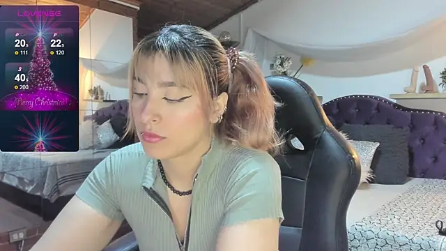 sophialyh 1 online show from December 4, 2025, 12:48 pm