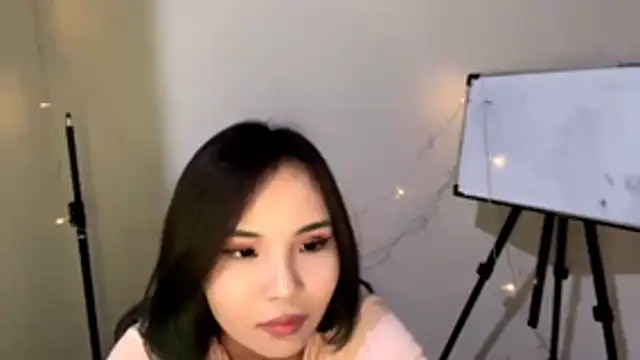 CarollFalick online show from December 14, 2025, 12:33 pm