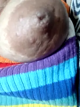 Hotmommax online show from April 7, 2026, 10:44 pm