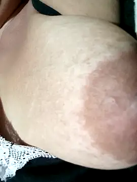 Hotmommax online show from November 18, 2025, 4:21 pm