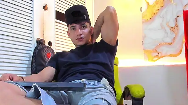 Snapshot of daniscot chatting on November 28, 2025, 4:01 am daniscot online show from November 28, 2025, 4:01 am