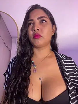 Snapshot of EmilyZuits chatting on November 19, 2025, 9:26 pm EmilyZuits online show from November 19, 2025, 9:26 pm