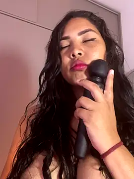 Snapshot of EmilyZuits chatting on November 16, 2025, 9:08 pm EmilyZuits online show from November 16, 2025, 9:08 pm