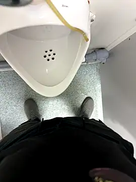 Snapshot of KingAdonisss chatting on November 13, 2025, 6:23 pm KingAdonisss online show from November 13, 2025, 6:23 pm