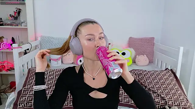 MysticRoxanne online show from November 20, 2025, 8:26 am