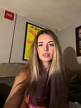 Snapshot of EllieEllxx chatting on October 27, 2025, 9:16 pm EllieEllxx online show from October 27, 2025, 9:16 pm