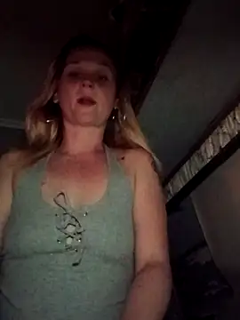 Queen2454 online show from April 5, 2026, 9:38 am