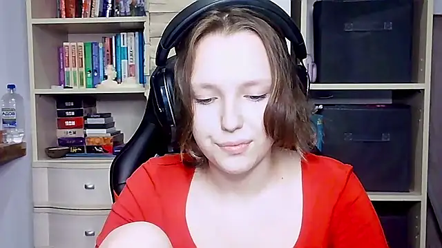 Snapshot of Diana-back chatting on October 18, 2025, 1:57 pm Diana-back online show from October 18, 2025, 1:57 pm