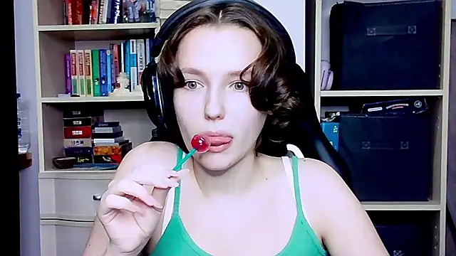 Snapshot of Diana-back chatting on October 10, 2025, 4:08 pm Diana-back online show from October 10, 2025, 4:08 pm