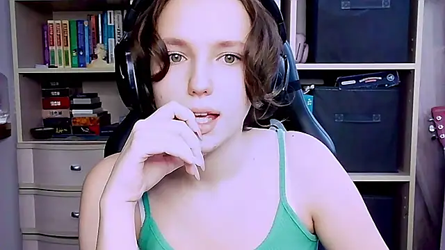 Snapshot of Diana-back chatting on October 11, 2025, 7:53 am Diana-back online show from October 11, 2025, 7:53 am