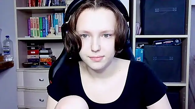 Snapshot of Diana-back chatting on October 13, 2025, 7:43 am Diana-back online show from October 13, 2025, 7:43 am