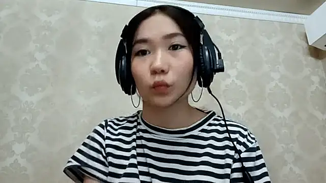 Snapshot of YukiShaapan chatting on October 11, 2025, 12:06 pm YukiShaapan online show from October 11, 2025, 12:06 pm