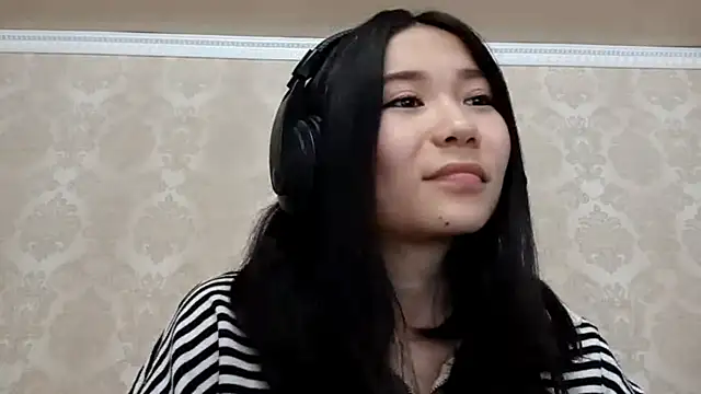 Snapshot of YukiShaapan chatting on October 21, 2025, 12:15 pm YukiShaapan online show from October 21, 2025, 12:15 pm