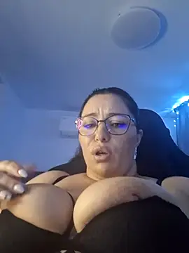 Snapshot of miss_Lia13 chatting on November 3, 2025, 12:31 pm miss Lia13 online show from November 3, 2025, 12:31 pm