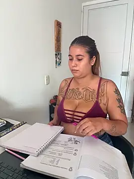 Snapshot of violeticafox chatting on October 6, 2025, 2:40 pm violeticafox online show from October 6, 2025, 2:40 pm