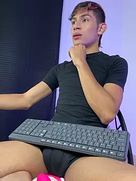 Snapshot of cherub_ chatting on November 17, 2025, 11:31 pm cherub online show from November 17, 2025, 11:31 pm